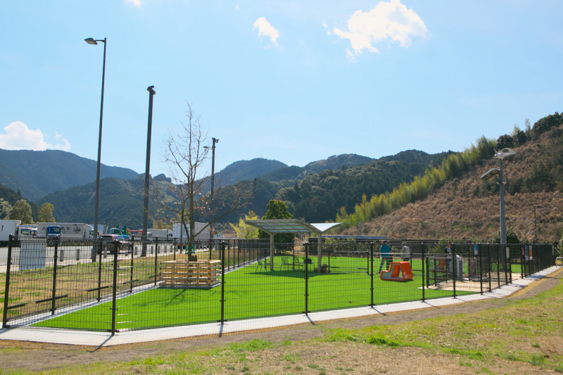 「【高速サービスエリア ドッグラン 東海】新東名・NEOPASA静岡（下り）は人工芝に張り替えられ3月にリニューアルオープンしたばかりでフカフカ」の5枚目の画像