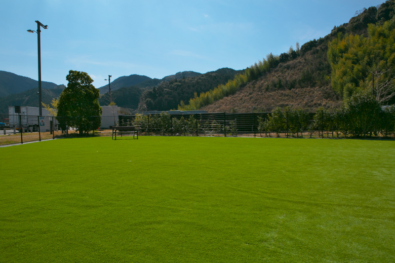 「【高速サービスエリア ドッグラン 東海】新東名・NEOPASA静岡（下り）は人工芝に張り替えられ3月にリニューアルオープンしたばかりでフカフカ」の8枚目の画像