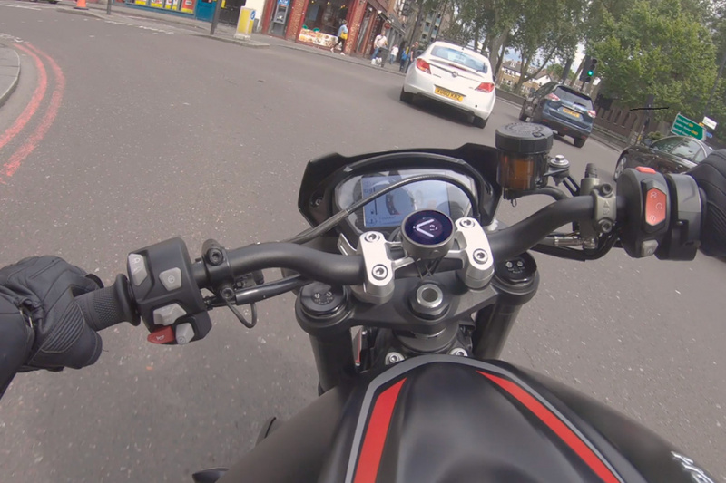 「ながら運転対策にも有効！　次世代バイクナビ「BeeLine Moto」に新色・保護フィルムなどが追加」の7枚目の画像