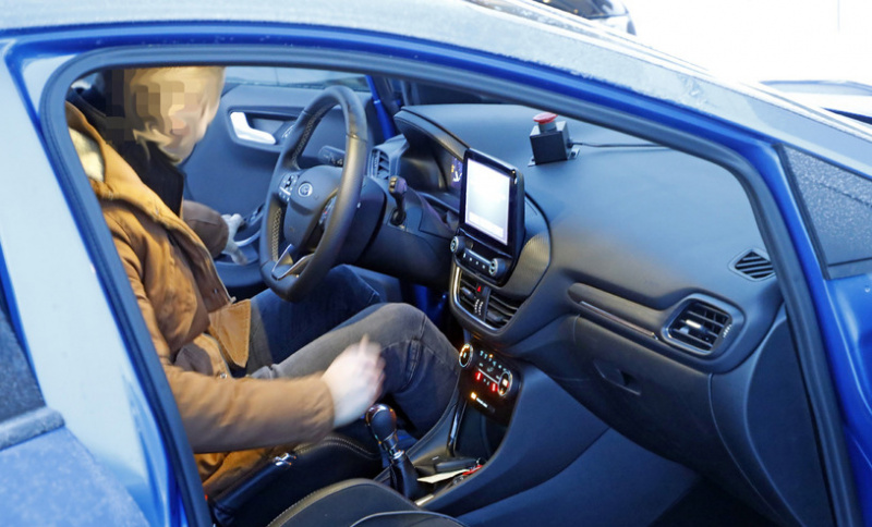 「赤いボディで再登場！　フォードのコンパクトSUV・新型プーマのトップモデル「ST」をキャッチ」の11枚目の画像