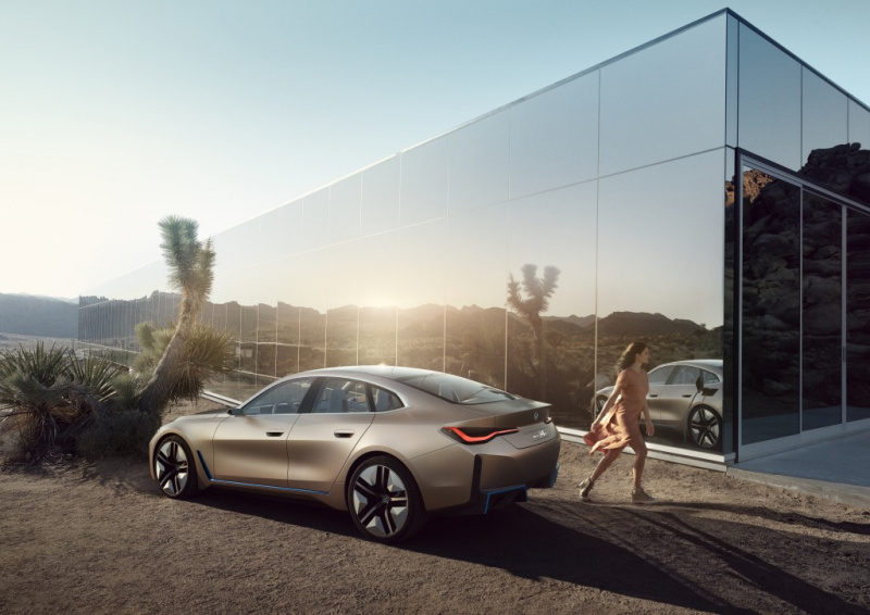 「2021年登場!?　BMWの新EV「iNEXT」がテスト走行中？」の9枚目の画像