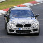 「BMW M5セダン改良型の最終デザインが鮮明に。ニュルで高速テスト」の1枚目の画像ギャラリーへのリンク