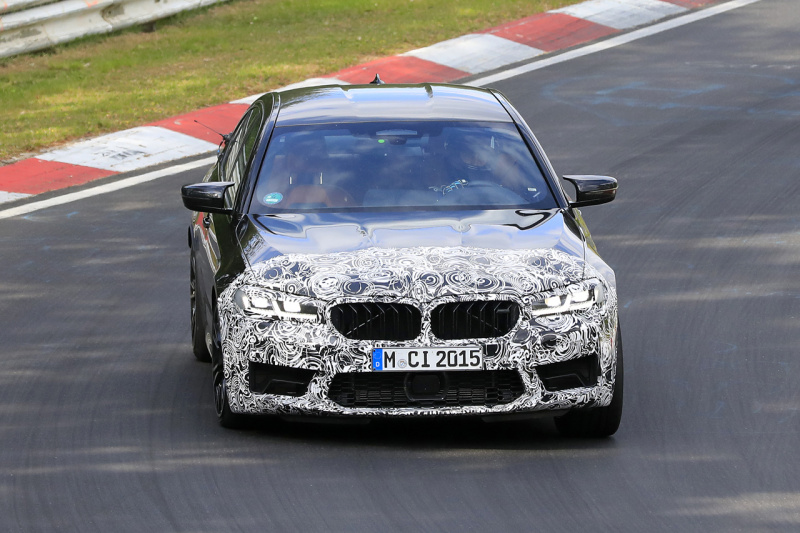 「BMW M5セダン改良型の最終デザインが鮮明に。ニュルで高速テスト」の1枚目の画像