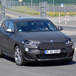 BMW X2が大幅改良へ。新ヘッドライト装着、グリルは大型化？ - BMW X2 facelift 1