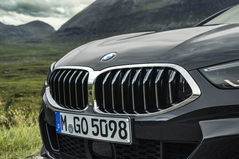 「BMW 8シリーズクーペ／カブリオレに「シルキー6」のガソリンエンジンを追加【新車】」の2枚目の画像