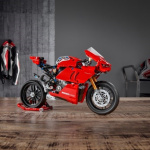 実際に回るV4エンジンだって!?　大人向けレゴのドゥカティはメカのかたまり！ - Ducati_Lego03