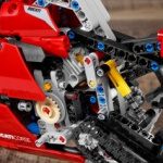 実際に回るV4エンジンだって!?　大人向けレゴのドゥカティはメカのかたまり！ - Ducati_Lego04