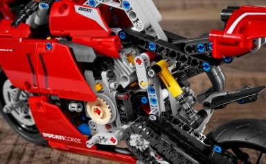 「実際に回るV4エンジンだって!?　大人向けレゴのドゥカティはメカのかたまり！」の4枚目の画像