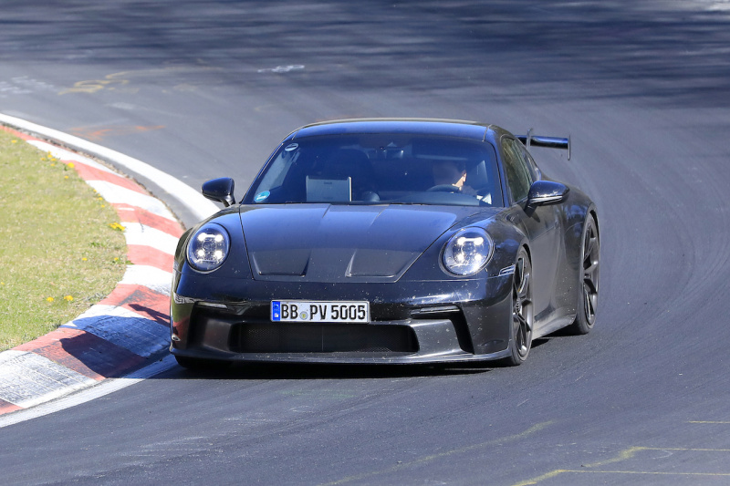 「「公道のレーシングカー」ポルシェ・911 GT3、ついに新ダックネックウィングを装着」の1枚目の画像