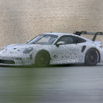 「チャンピオン奪還の使命を受け、ポルシェ 911 GT3 Rプロトタイプがニュルブルクリンクで高速テスト！」の1枚目の画像ギャラリーへのリンク