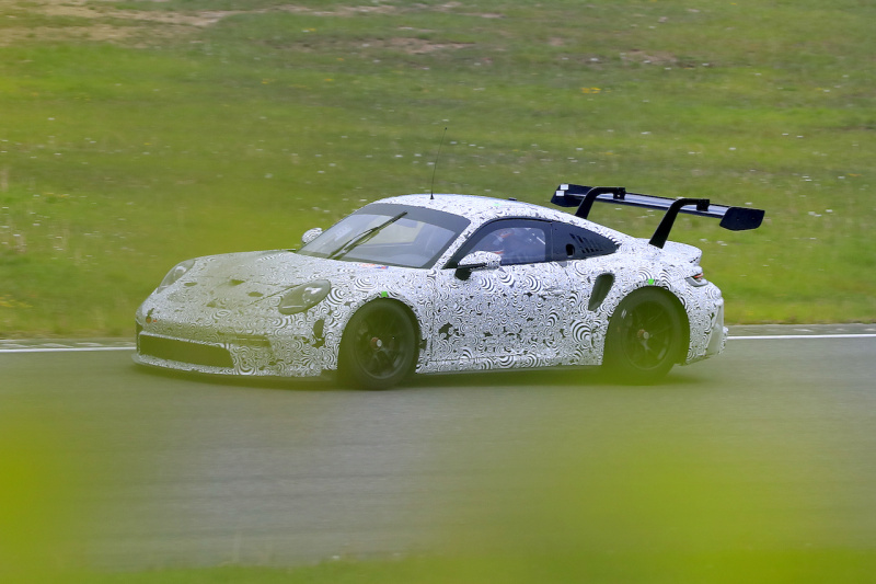「チャンピオン奪還の使命を受け、ポルシェ 911 GT3 Rプロトタイプがニュルブルクリンクで高速テスト！」の2枚目の画像