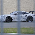 チャンピオン奪還の使命を受け、ポルシェ 911 GT3 Rプロトタイプがニュルブルクリンクで高速テスト！ - Spy-Photo