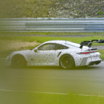 「チャンピオン奪還の使命を受け、ポルシェ 911 GT3 Rプロトタイプがニュルブルクリンクで高速テスト！」の11枚目の画像ギャラリーへのリンク