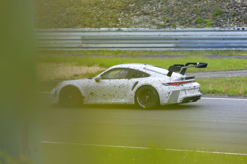 「チャンピオン奪還の使命を受け、ポルシェ 911 GT3 Rプロトタイプがニュルブルクリンクで高速テスト！」の11枚目の画像