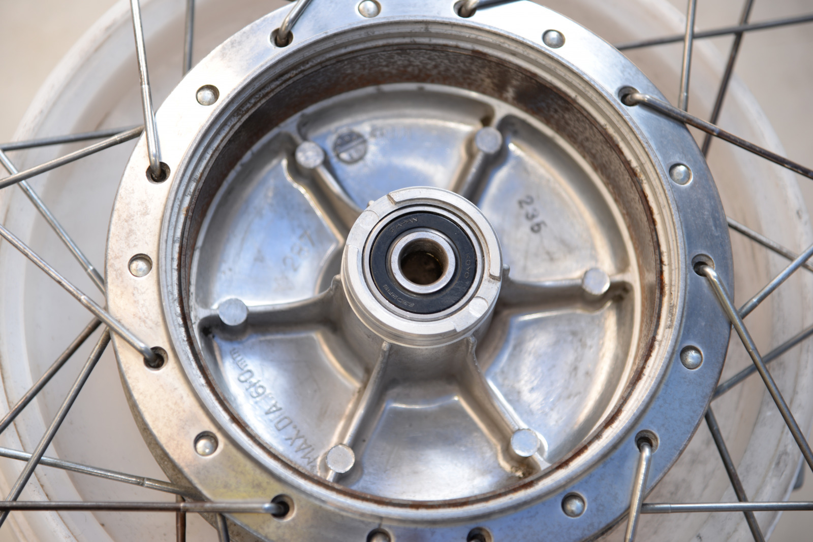 Cb125k Break06 画像 旧車再生の基本 フロントタイヤを交換する 49年前のcb125は直るのか 素人再生記 Clicccar Com