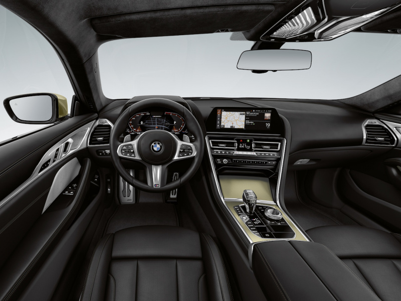 「BMW 8シリーズにゴールドのアクセントカラーが配された特別仕様車が登場」の3枚目の画像