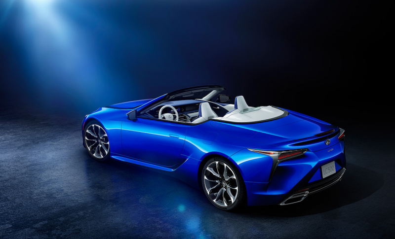 「イタリアの青の洞窟をモチーフにした60台限定「LC500 Convertible“Structural Blue”」が登場【新車】」の3枚目の画像