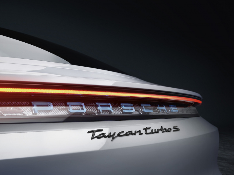「ポルシェ・タイカンの日本での価格が発表。最速24分で80％まで充電が可能なピュアスポーツEV【新車】」の2枚目の画像