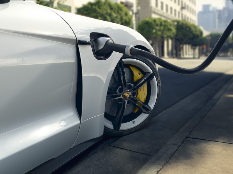 「ポルシェ・タイカンの日本での価格が発表。最速24分で80％まで充電が可能なピュアスポーツEV【新車】」の5枚目の画像