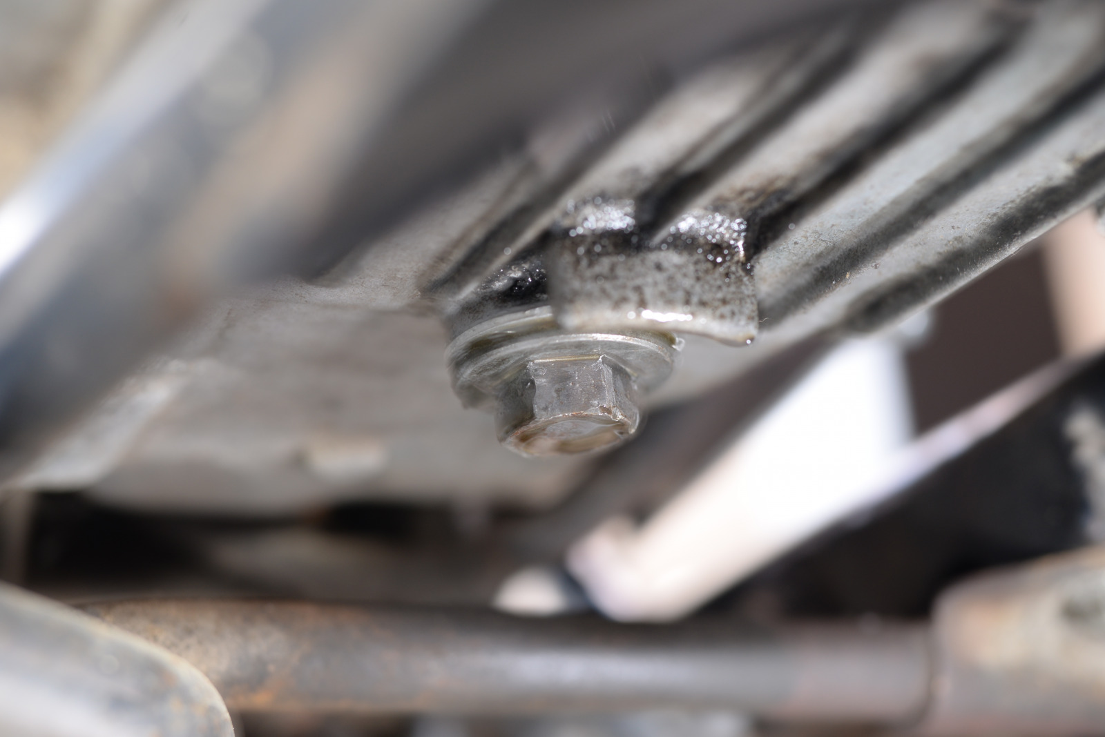 Cb125k Oil 06 画像 旧車再生の基本 エンジンオイル交換と各部の調整 49年前のcb125は直るのか 素人再生記 Clicccar Com