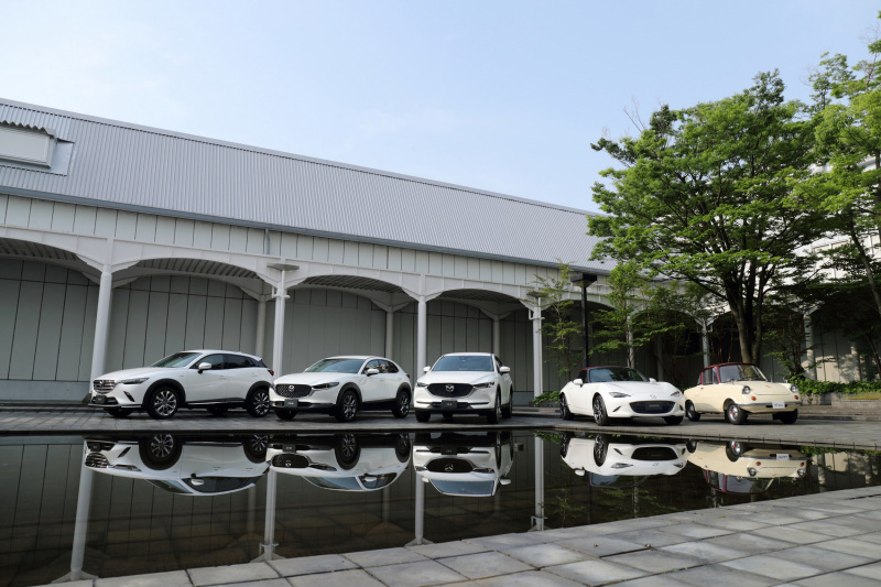 「マツダが創立100周年記念車を全車で展開。デザイナーが白と赤で表現したかったこだわりとは？」の5枚目の画像