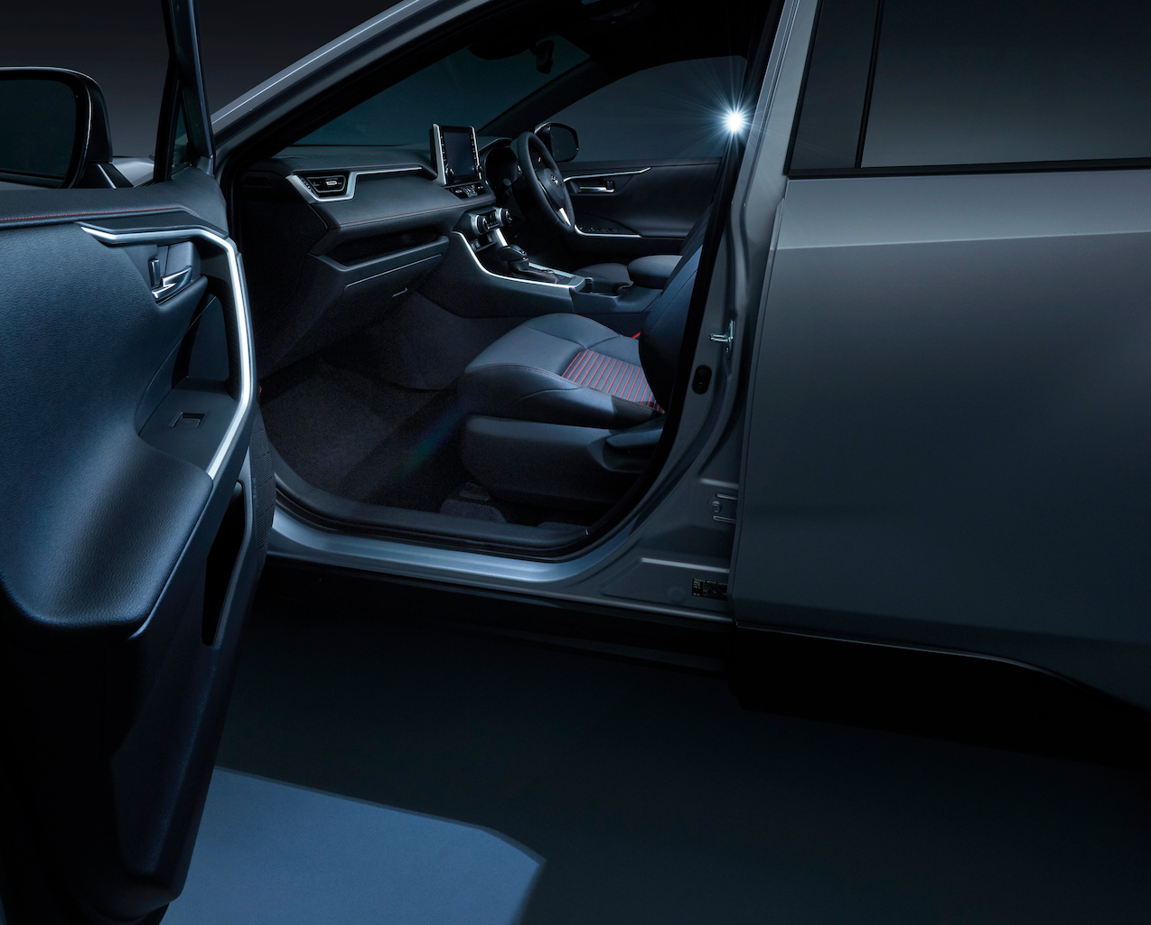 「トヨタ RAV4 PHVに「アーバン クロススタイル」を掲げたモデリスタのカスタマイズパーツが登場【新車】」の2枚目の画像