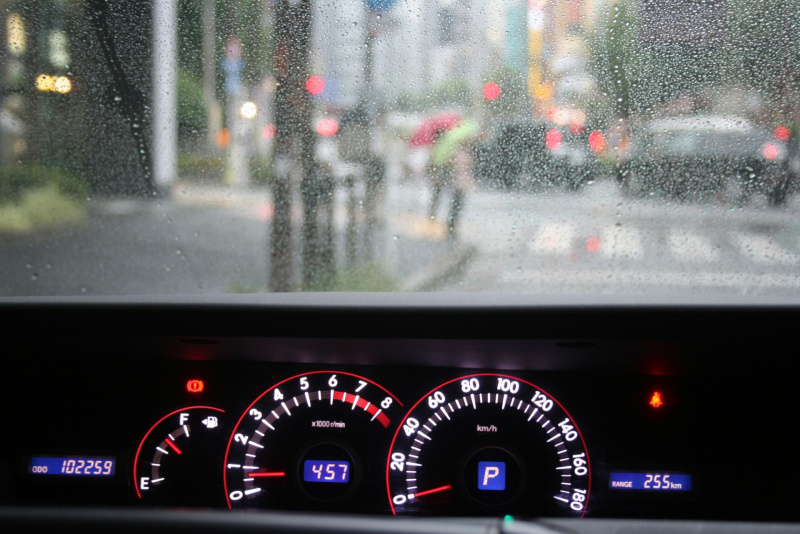 「梅雨の雨では視界の悪化に注意！ 　一般ドライバー1654人に聞いた運転中のヒヤリ体験」の1枚目の画像