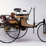 コルク製造会社から世界で唯一無二のユニークな自動車メーカーへと成長するまでを、自動車の歴史とともにたどる【マツダ100年史・第1回・第1章 その1】 - カール・ベンツが造ったガソリン3輪車（写真はレプリカモデル）。