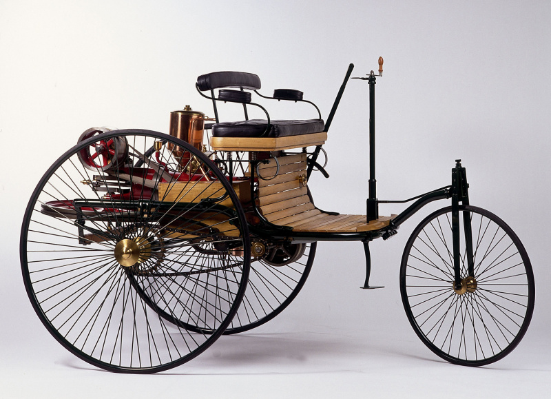 カール・ベンツが造ったガソリン3輪車（写真はレプリカモデル）。