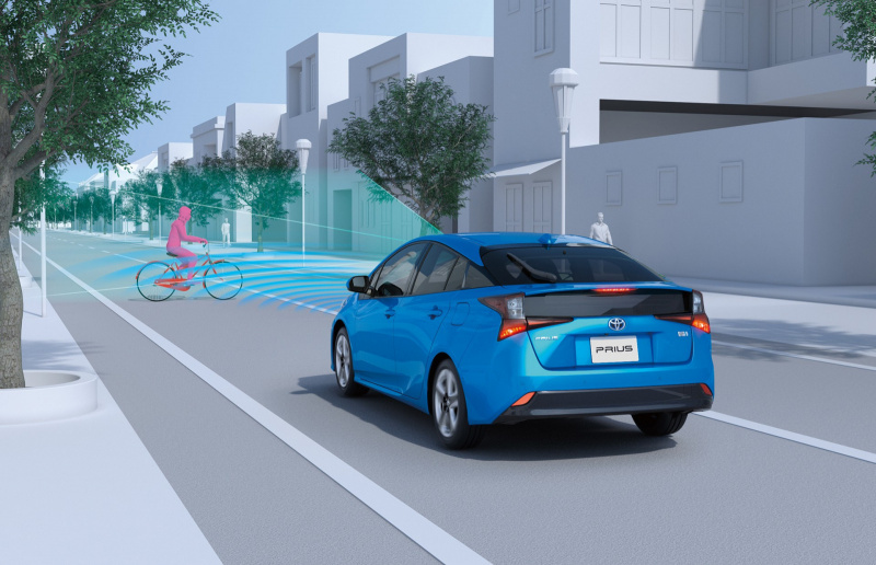 「鍵はスマートキーの色にあり！トヨタ・プリウス/プリウスPHVが急アクセル時加速抑制「プラスサポート」に対応し、最新の「Toyota Safety Sense」を搭載【動画あり】」の1枚目の画像