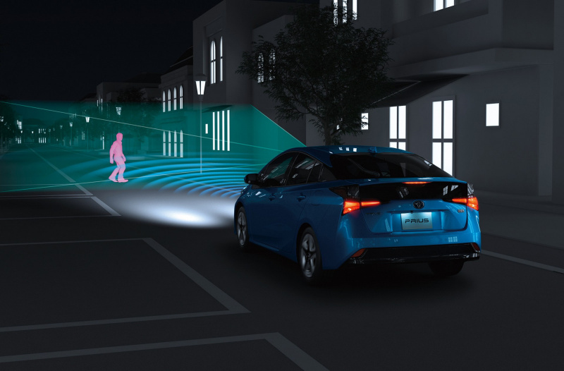 「鍵はスマートキーの色にあり！トヨタ・プリウス/プリウスPHVが急アクセル時加速抑制「プラスサポート」に対応し、最新の「Toyota Safety Sense」を搭載【動画あり】」の2枚目の画像