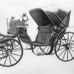 コルク製造会社から世界で唯一無二のユニークな自動車メーカーへと成長するまでを、自動車の歴史とともにたどる【マツダ100年史・第1回・第1章 その1】 - ゴットリーブ・ダイムラーのガソリン4輪車。