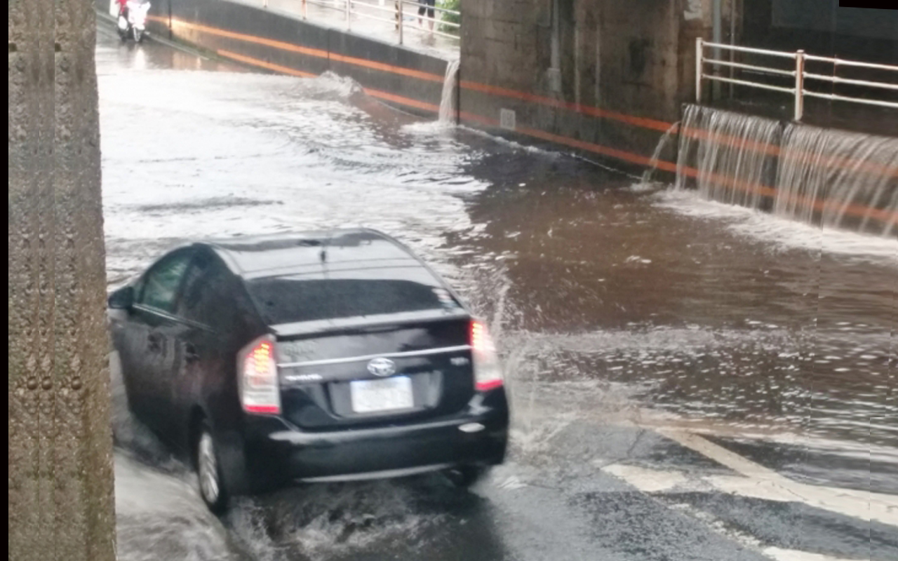 ゲリラ豪雨でクルマが水没 自動車保険で自然災害の損害も補償されるの Clicccar Com