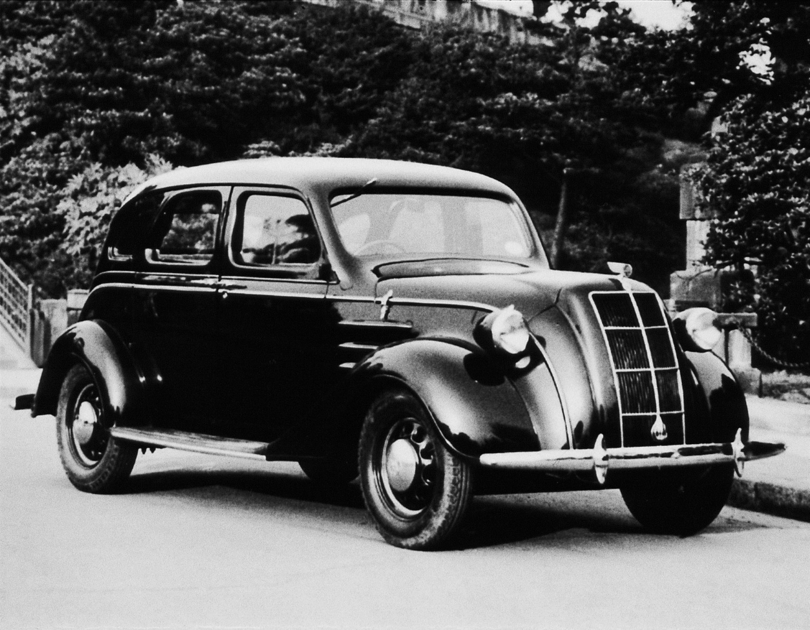 トヨダAA 6気筒中型乗用車（1936（昭和11）年4月）。 画像｜大戦前後の 