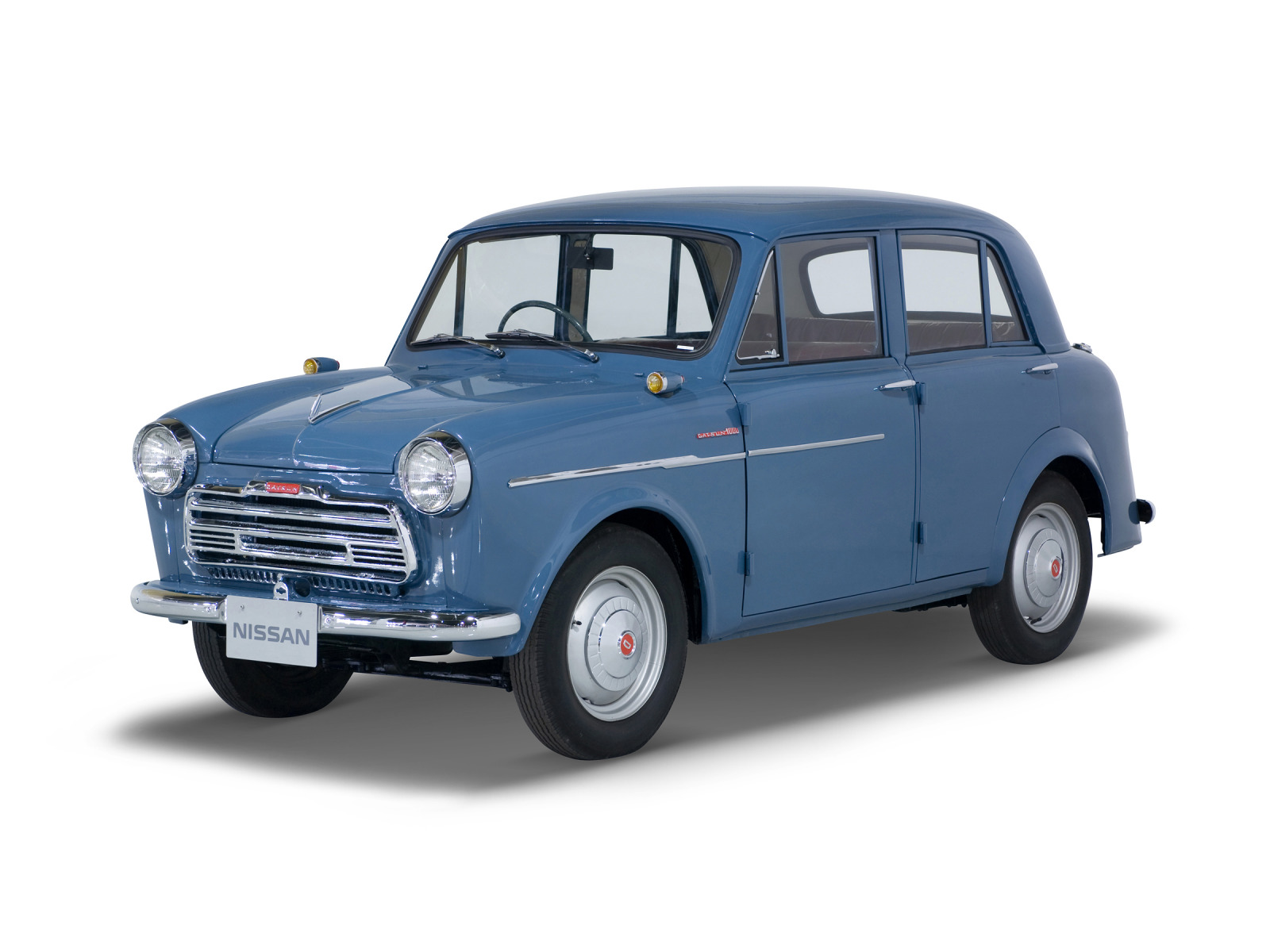 ダットサン1000（1957年10月）。 画像｜マツダ初の乗用車「R360」と