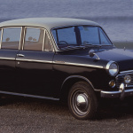 マツダ初の乗用車「R360」と「キャロル」【マツダ100年史・第9回・第3章 その2】 - ダットサン・ブルーバード310（1959年8月）。