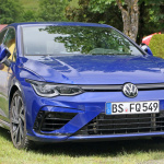 Rブルーは最速の証。新型「VWゴルフR」ほぼフルヌードで出現！ - VW Golf R 1