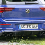 「Rブルーは最速の証。新型「VWゴルフR」ほぼフルヌードで出現！」の12枚目の画像ギャラリーへのリンク