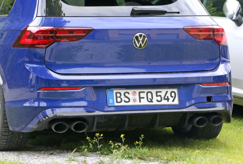 「Rブルーは最速の証。新型「VWゴルフR」ほぼフルヌードで出現！」の12枚目の画像