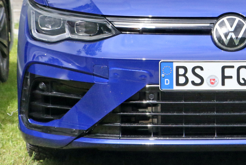 「Rブルーは最速の証。新型「VWゴルフR」ほぼフルヌードで出現！」の13枚目の画像