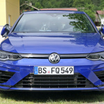 Rブルーは最速の証。新型「VWゴルフR」ほぼフルヌードで出現！ - VW Golf R 2