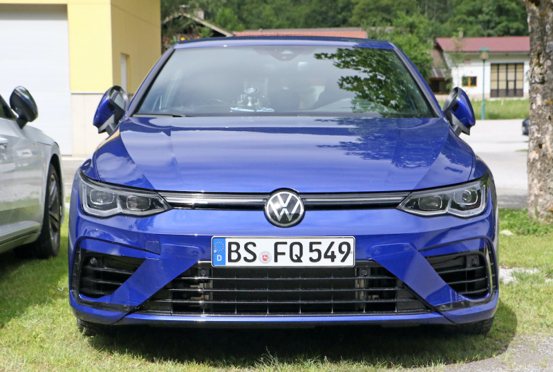 「Rブルーは最速の証。新型「VWゴルフR」ほぼフルヌードで出現！」の2枚目の画像