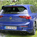 Rブルーは最速の証。新型「VWゴルフR」ほぼフルヌードで出現！ - VW Golf R 4