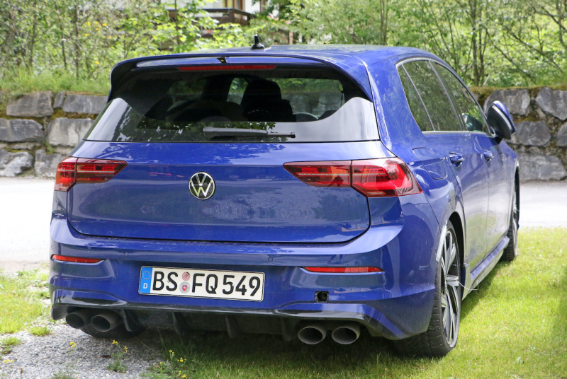 「Rブルーは最速の証。新型「VWゴルフR」ほぼフルヌードで出現！」の4枚目の画像