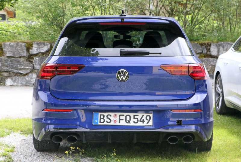 「Rブルーは最速の証。新型「VWゴルフR」ほぼフルヌードで出現！」の5枚目の画像