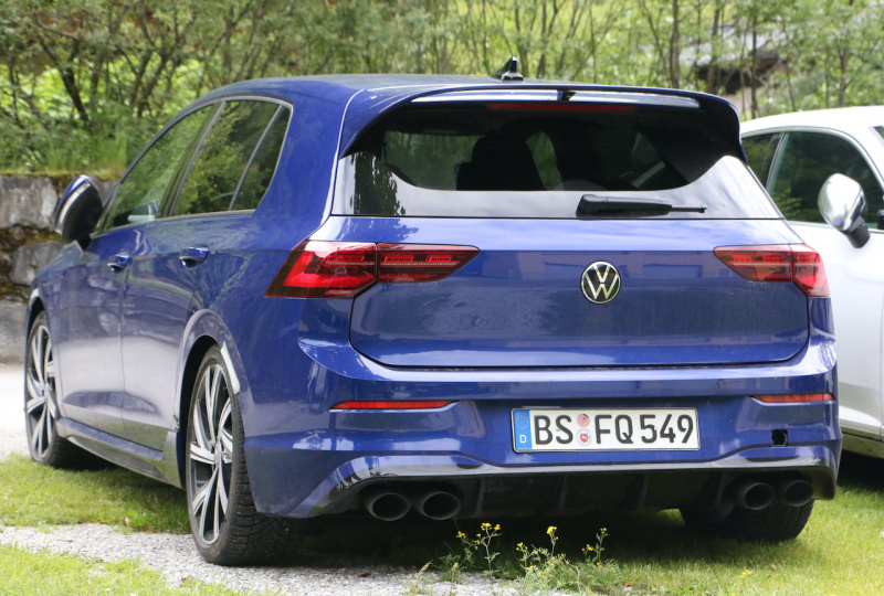 「Rブルーは最速の証。新型「VWゴルフR」ほぼフルヌードで出現！」の6枚目の画像
