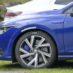 Rブルーは最速の証。新型「VWゴルフR」ほぼフルヌードで出現！ - VW Golf R 8