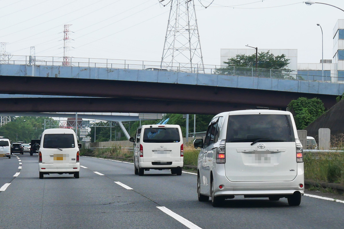 あおられ運転も罪になる 妨害運転罪 は追い越し車線をゆっくり走っても免許取り消しの可能性がある Clicccar Com