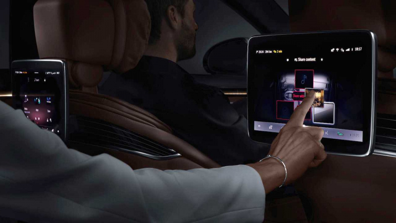「メルセデス・ベンツが新型Sクラスのコックピットを先行公開。最大5ディスプレイ装備へ」の16枚目の画像