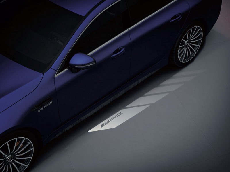 「メルセデス AMG GT 4 ドアクーペが一部改良。対話型インフォテインメントシステムの「MBUX」を標準化【新車】」の2枚目の画像